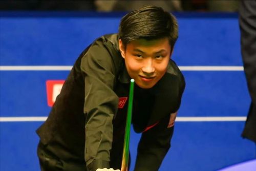 女友上台后细心为赵心童整理头发