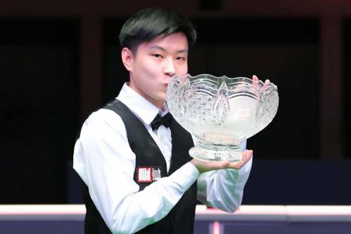 赵心童邀请女朋友上台