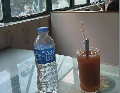 女子在上海吃饭两瓶矿泉水被收176元