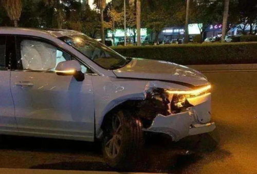 外卖员与迈巴赫相撞 头插进引擎盖