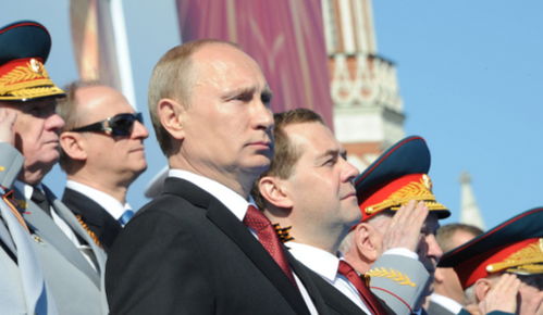 普京阅兵式上高呼:节日快乐!乌拉