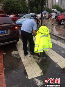 有人穿“警察”字样雨衣参与丧事