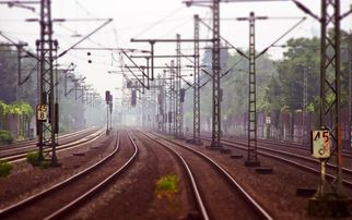 十余人殒命的铁路段 已开始装防护网 十余人殒命的铁路段 已开始装防护网