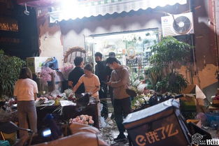 女生520收一屋子花 准备晚上摆摊