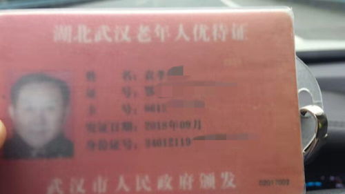 男子为520第一个领证排一夜队