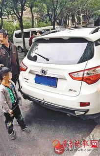 小孩用自喷漆将小区多辆车车牌喷黑