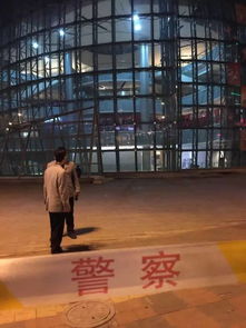 扬州一商场内有人坠亡