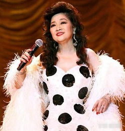 71岁赵雅芝演唱会上爆哭