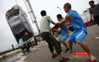 车辆遇断头路坠桥致5死 家属发声