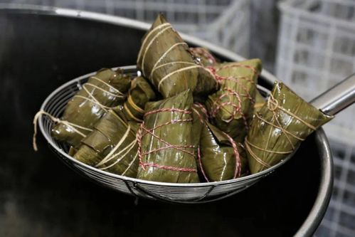 女子用高压锅煮粽子把厨房炸了