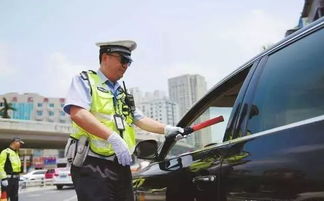 司机遇上查酒驾当场喝下1瓶白酒