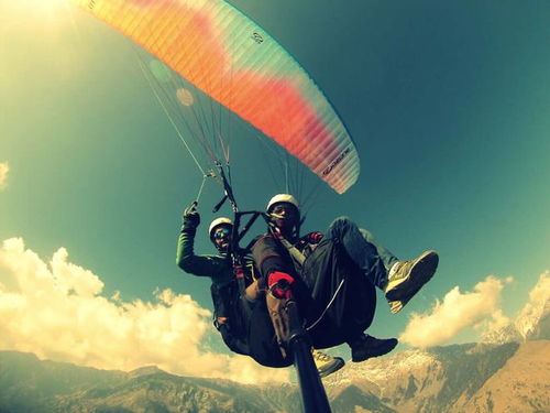 女孩乘滑翔伞时自己解开安全绳坠亡