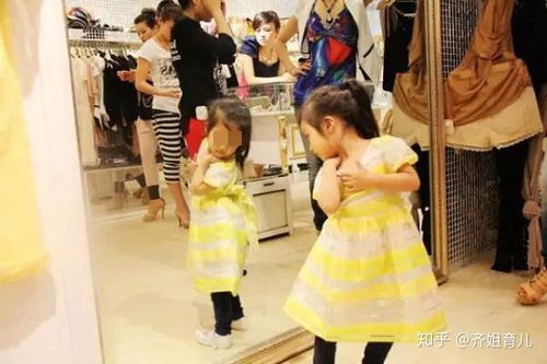 漫展上两女童被指衣着暴露 家长在场