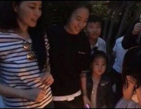 董卿现身儿子学校 母子罕见同框 董卿现身儿子学校 母子罕见同框