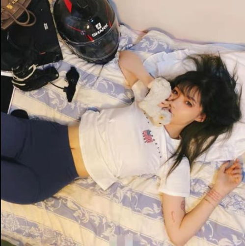 女网红发不雅视频不停拉低领口