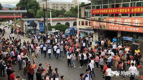 毛坦厂中学万人送考场面再现