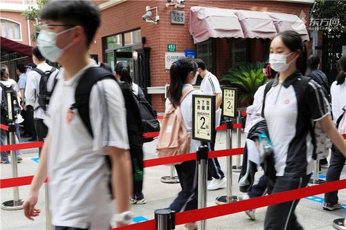 老师穿红旗袍送考 开考前还在答疑