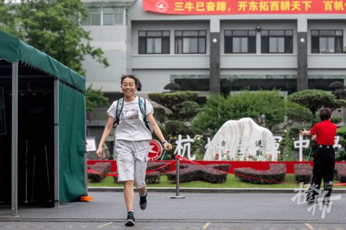 首个走出考场的学霸竟是高二体验生