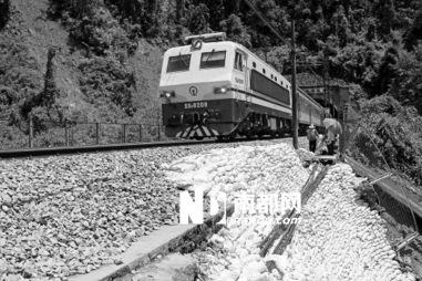 火车经过山西隧道乘客全身煤灰