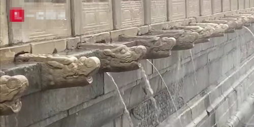 北京暴雨故宫再现千龙吐水