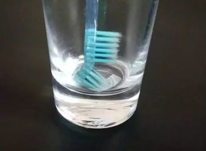 大爷体内藏52年牙刷：以为能溶解掉