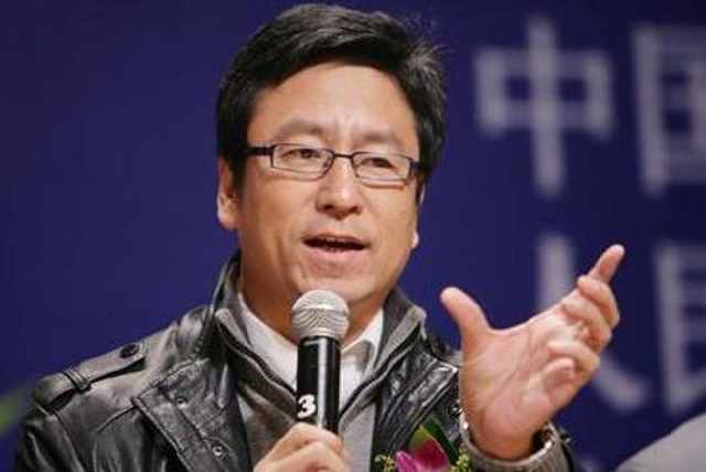 56岁白岩松踢球摔倒久久不起