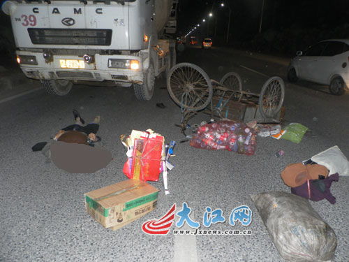 老人骑三轮车撞破电梯门掉进电梯井