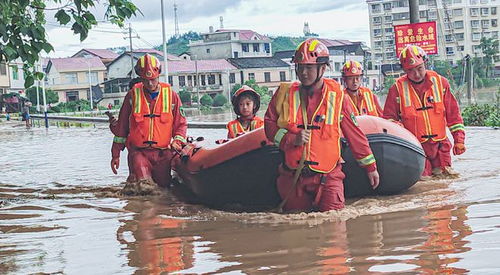 中考赶上暴雨 湖南一学生游泳赶考