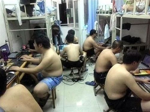 一夜赤裸呕吐不止 男子网吧通宵猝死 一夜赤裸呕吐不止 男子网吧通宵猝死