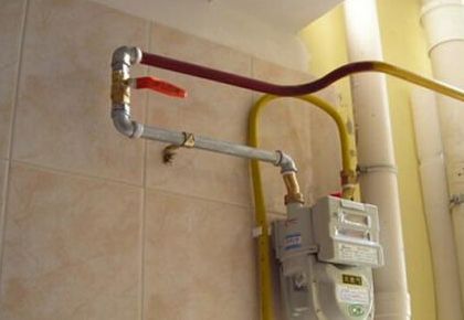 男子误将自来水管接入燃气管