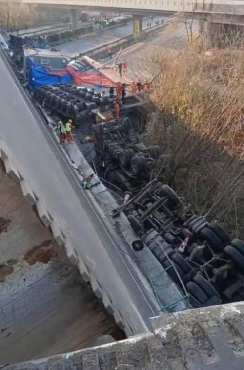 贵州一高架桥垮塌货车车头腾空