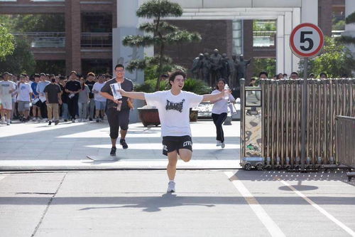 安徽第一个冲出考场的考生606分