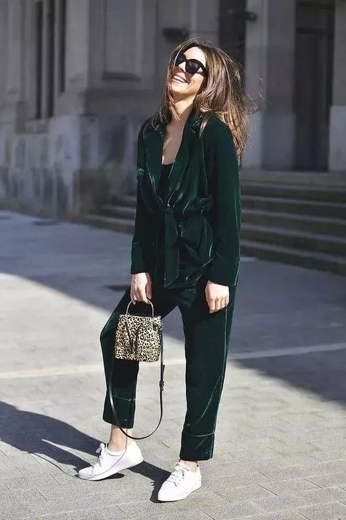 2男子穿病号服绿巨人连体衣引恐慌