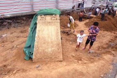 新房挖出人骨系因买的土方挖到坟 新房挖出人骨系因买的土方挖到坟