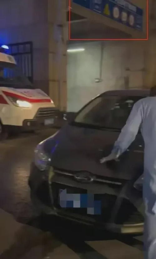 女子黑救护车上死亡:医生曾停车吃饭