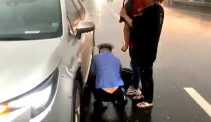 男孩暴雨中被网约车司机扔半路 男孩暴雨中被网约车司机扔半路