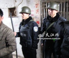 男子闹市掏“枪”威胁 与特警对峙