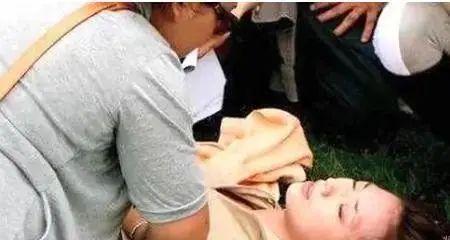 枯树枝坠落竟插入男子脖子直达胸腔