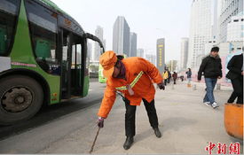 环卫工用绳牵智力障碍儿子扫街