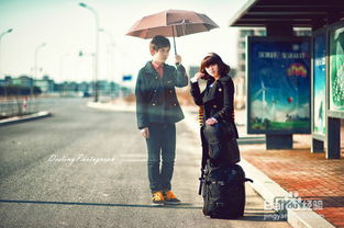 异地恋情侣雨中分别 男孩追轻轨