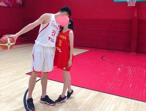 CBA一球员把女友装行李箱带进宿舍