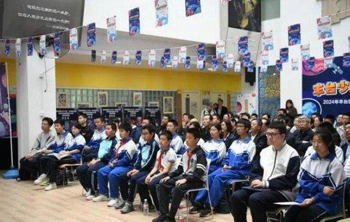 学生街头义唱为白血病同学筹款