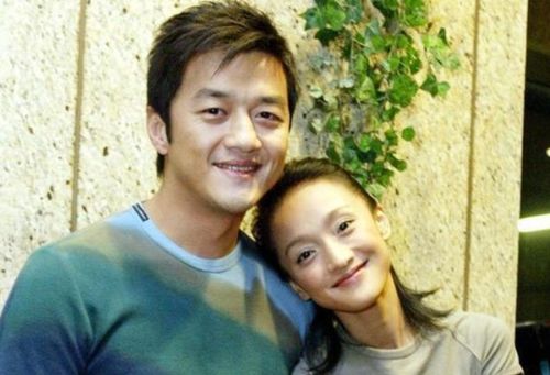 李亚鹏陪小19岁妻子回四川过年