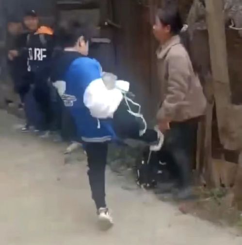 13岁男孩放炮被炸断三根手指