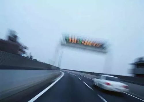 小伙开飞机返程拍下高速堵车画面