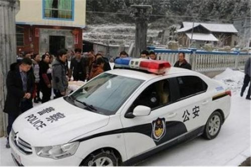 纪委回应警车撞三车:精神病人开走车