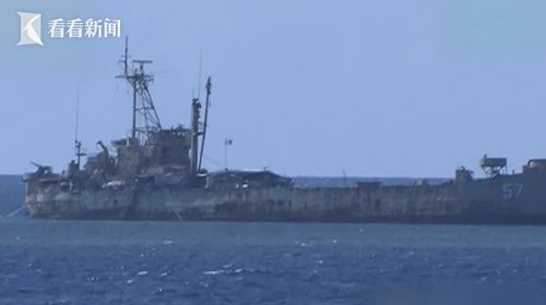 菲律宾非法“坐滩”军舰冒黑烟