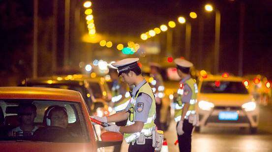 警方通报司机驾SU7Ultra在市区飙车