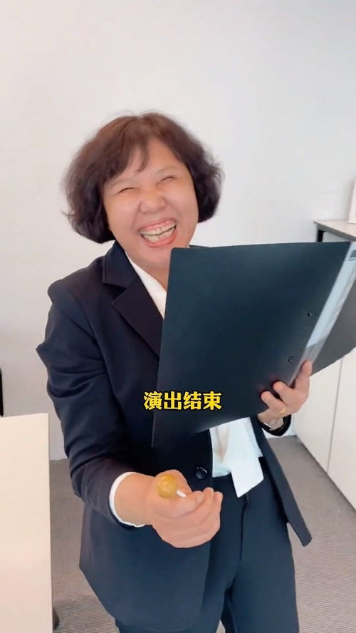 大哥戴假发在一声声好帅中迷失自己