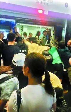 曾双膝跪地救人的地铁员工又救人了